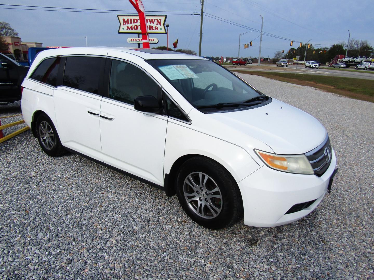 2012 WHITE /Tan Honda Odyssey (5FNRL5H68CB) , Automatic transmission, located at 15016 S Hwy 231, Midland City, AL, 36350, (334) 983-3001, 31.306210, -85.495277 - Photo#0